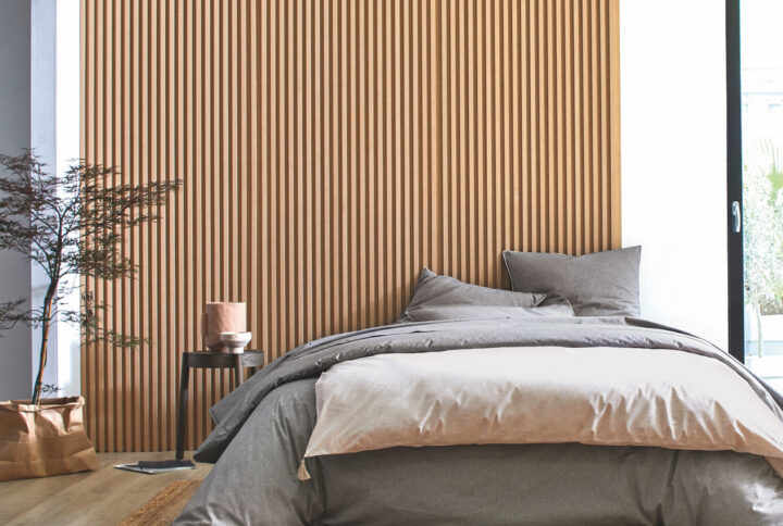 Les tasseaux de bois dans la chambre